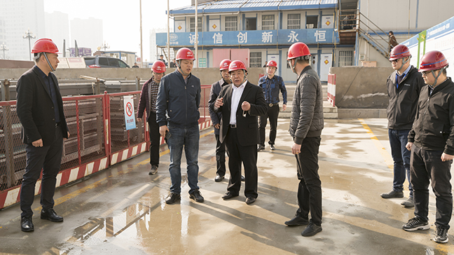 1：圖為戴董事長一行檢查先鋒國際廣場三期酒店寫字樓項目施工現(xiàn)場。.jpg
